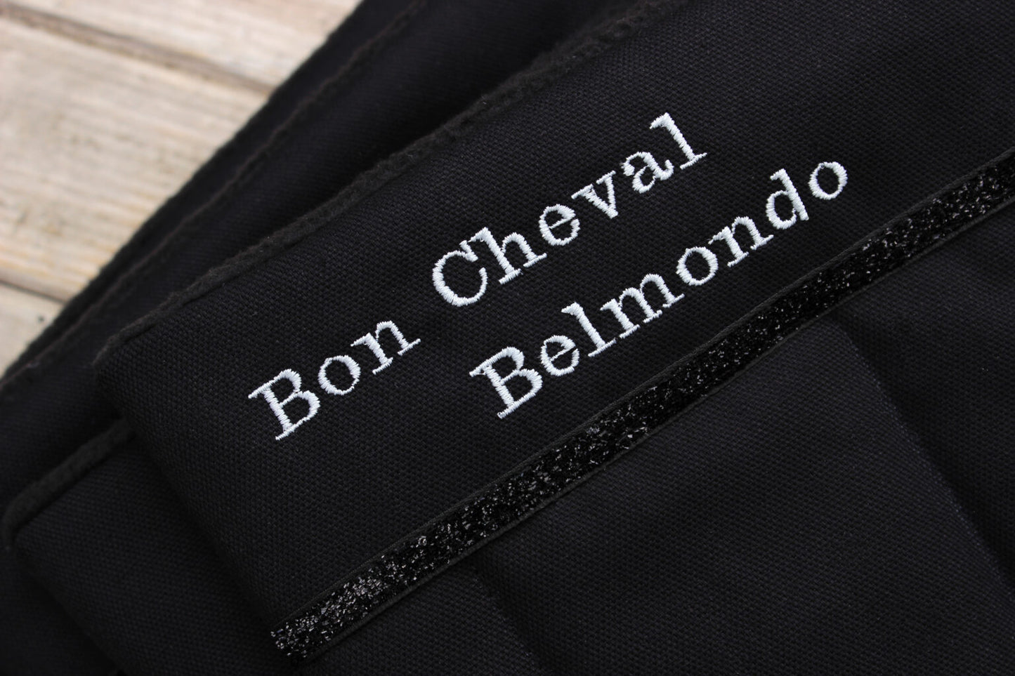 personalisierte Bandagierunterlagen Pferd mit Name bestickt