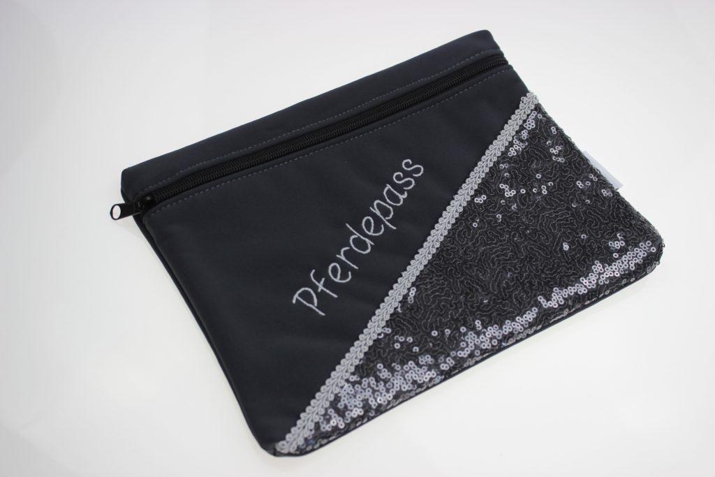 Pferdepass im Stall schützen